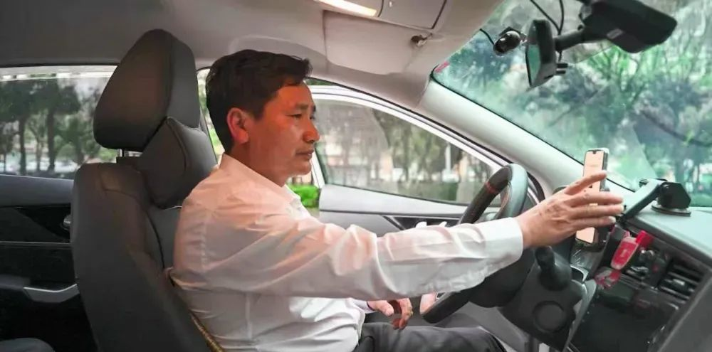 最牛网约车司机_网约车司机十年如一日坚持风雨无阻送乘客_全国交通运输系统劳动模范罗理晖事迹