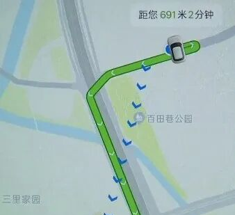 陈先生提供了截图,画面中的车辆距离起点691米,时间还有2分钟。左等右等不见车来,陈先生觉得不能再等了。